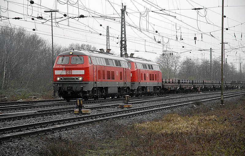 225 071 + 225 008 durchfahren mit einem mit Stahlbrammen beladenen Ganzzug Oberhausen-West.18.03.2007