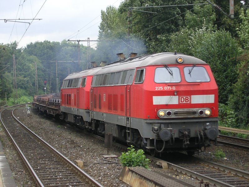 225 071-0 und 225 084-3 ziehen leere Wagen (fr Blechrollen)
nach Bochum Nord.(03.09.2008)