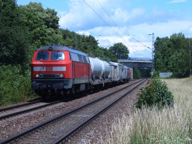 225 073-6 zog am 16.06.07 einen Unkrautspritzzug durch den Aalener Bahnhof in Richtung Ulm.