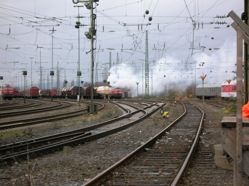 225 075 nach Kaltstart in Koblenz. Die Abgasentwicklung ist auf den kalten Motor zurrckzufhren. 
