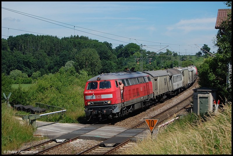 225 078 bringt zur Mittagszeit des 22.06.08 RabZ 94707 von Nrdlingen nach Stuttgart, aufgenommen am Km 77,6 der Remsbahn (KBS 786) in Hhe Aalen-Oberalfingen (am Zugschluss befindet sich 225 007).