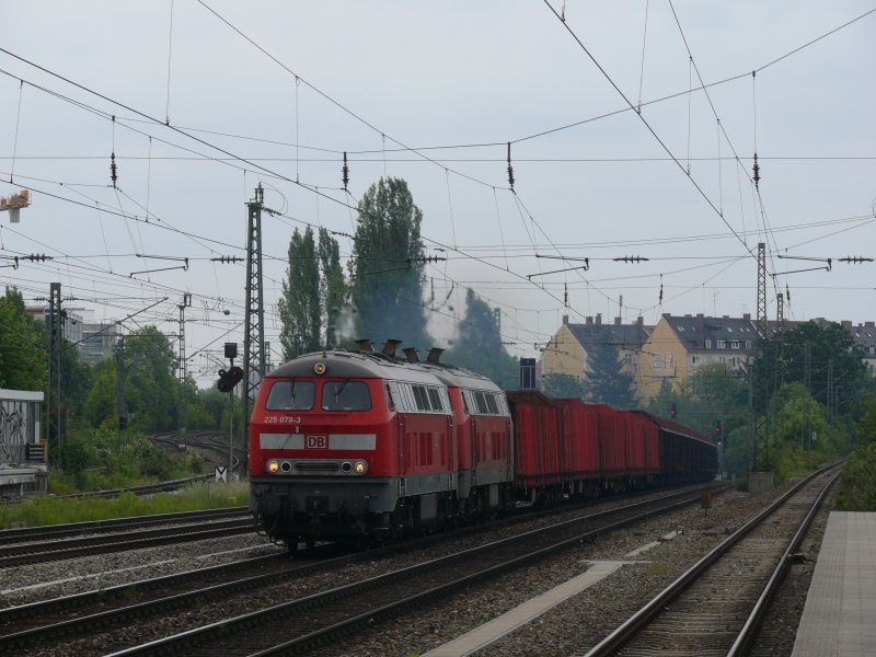 225 079-3 und eine Schwestermaschine mit einem gemischten Gterzug bei der der Durchfahrt durch Mnchen-Heimeranplatz, 6.6.2009