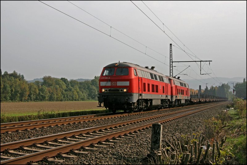 225 081 und 225 008 sind mit ihrer Rckleistung, bestehend aus leeren Flachwagen, bei Hohenlimburg auf dem Weg ins Ruhrgebiet. (10.10.2007)
