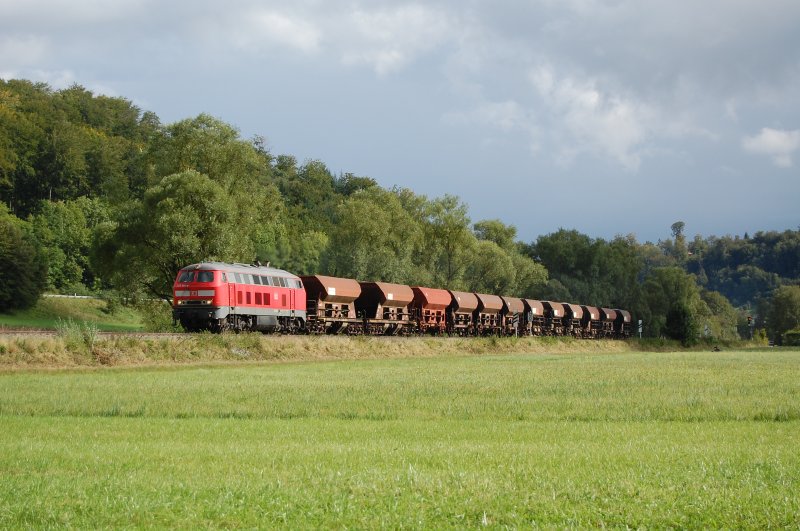 225 081-9 zog am 04.09.07 einen Schotterzug (Zugnummer: 63864) von Ulm Rbf nach Aalen, hier in der Nhe von Knigsbronn, an der Brenzbahn aufgenommen.