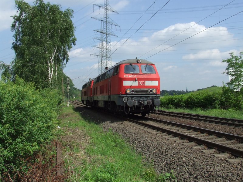 225 082-7 und Schwesterlok als LZ kurz voe dem Gbf Gelsenkirchen Bismarck. 18.5.07