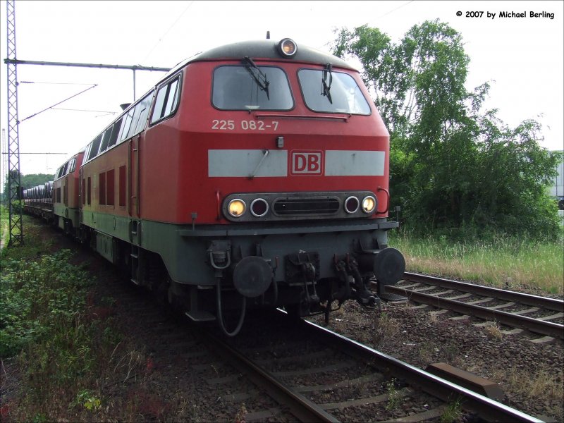 225 082-7 und Schwestermaschiene mit einem kurzen, schwerem und heien Coilzug. Bochum Nokia 5.6.07