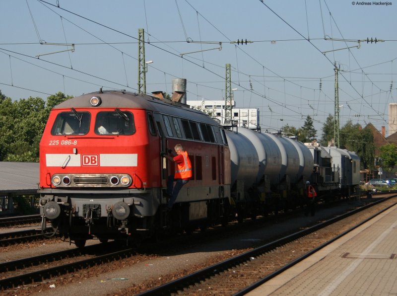 225 086-8 mit dem Spritzzug auf Gleis 15 in Karlsruhe am 23.7.08