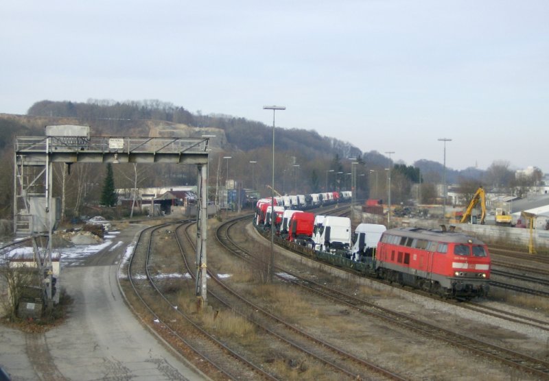 225 086 rollt mit einem IVECO am 30.11.2008 durch Biberach/Riss sdwrts.