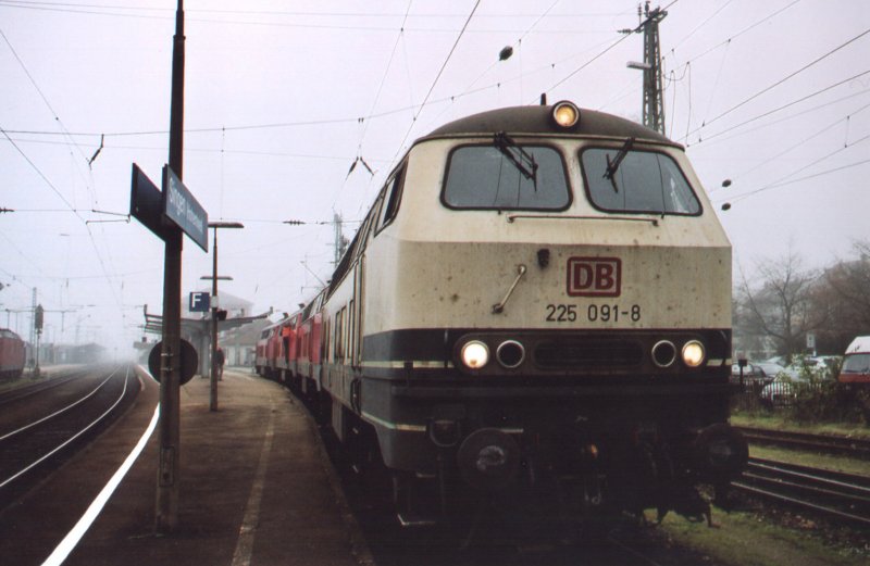 225-091, 225-078, 225-803 und 225-084 in Singen am Hohentwiel, (Nov.06). Eigentlich htte diese letzte ozean-blau-beige 225er vor Tagen ausgemustert werden sollen, so der Lokfhrer, doch man habe sie gegen die Anweisung  von oben  einfach noch einmal in den Umlauf gebracht. Gut gemacht! Halten wir die Erinnerung an die 80er Jahre noch einmal fest, einen Augenblick!! 
 