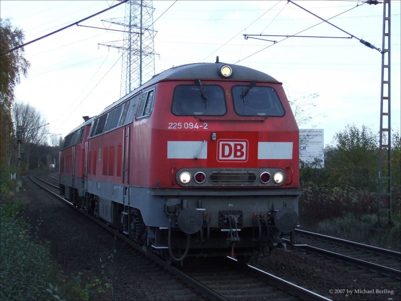 225 094-2 und 082-7 erreichen als Lz den Gbf Gelsenkirchen Bismarck. Auffllig ist bei 094-2 der groe DB Keks! 6.11.07