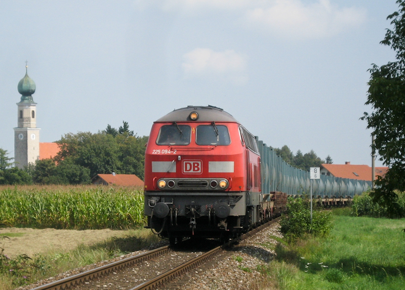 225 094-2 mit Gterzug nach Mhldorf bei Heiligenstatt, 28. August 2009.
