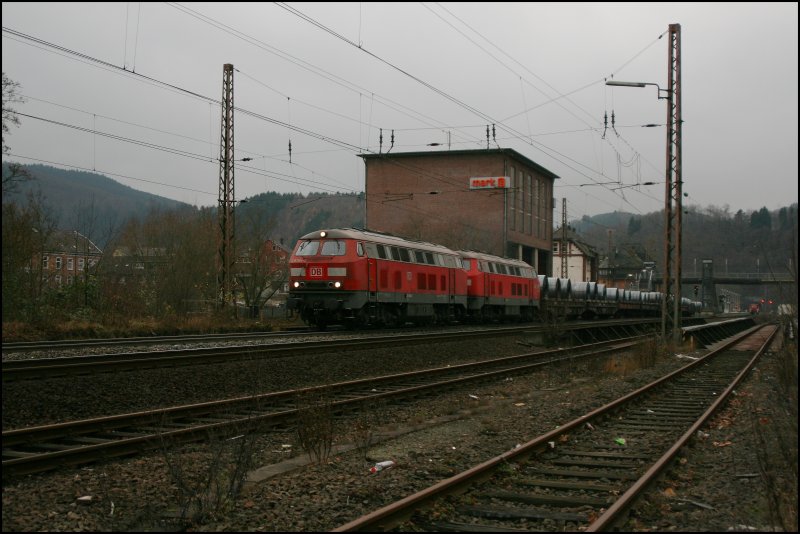 225 094 und 225 109 durchfahren, mit einem mindestens 2000 Tonnen Coilzug nach Finnentrop oder Kreuztal, den Bahnhof Werdohl. (29.11.07)