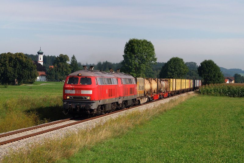 225 100 und 225 032 mit dem Arlbergumleiter IKS 43192 bei Brenweiler (21.08.2008)