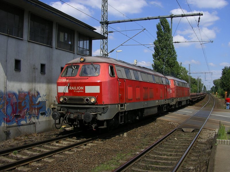 225 109-8 und 225 005 mit leere Wagen fr Blechrollen am B
Bochum Nokia.(24.07.2008)