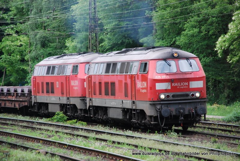 225 117-1 (Railion DB Logistics) fhrt am 15. Mai 2009 um 12:16 Uhr mit einem GZ durch Duisburg Neudorf