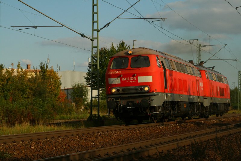 225 806 und 217 018 durchfahren Obertraublingen.13.09.07