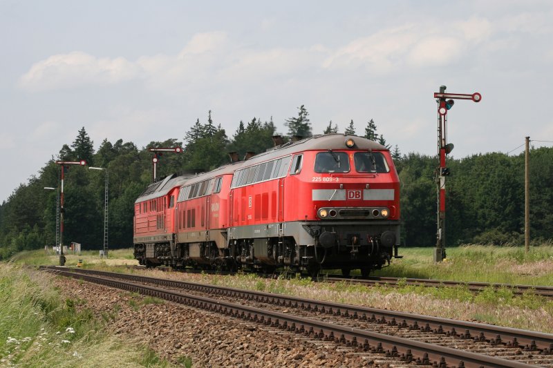 225 809, 003 und 233 596 als Lokzug Richtung Burghausen am 04.06.2009 in Tling.