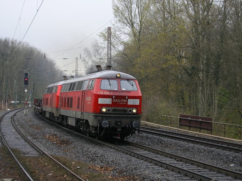 225er Doppel,voraus die 225 008-2 ,mit Rungenwagen beladen mit
Stahlblcken in Bochum Hamme Richtung BO Langendreer.(26.03.2008)