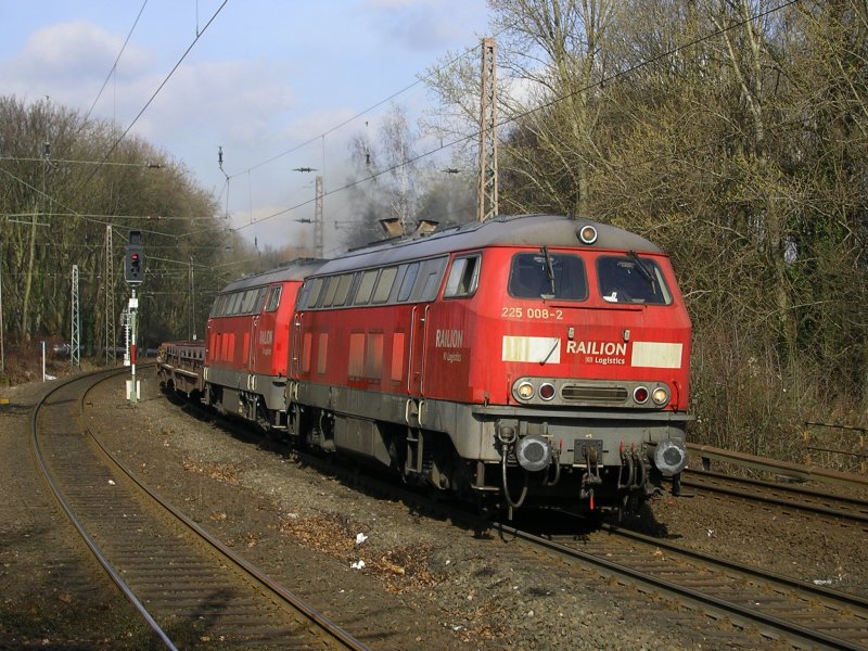 225er Tandem , voraus die 225 008-2 mit Gterzug ,beladen mit Formstahl in Bochum Hamme.(25.02.2008)