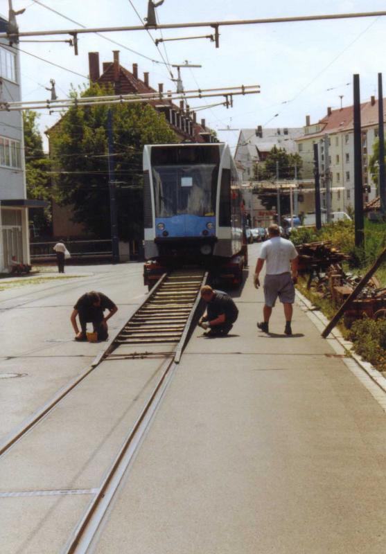 22.7.2003, ca. 13 Uhr: Die Abrollrampe steht, nur noch der  letzte Schliff  in deren Positionierung ist zu machen, noch ein paar Zehntelmillimeter hin oder her. Gleich wird der Combino ber die Rampe rollen!