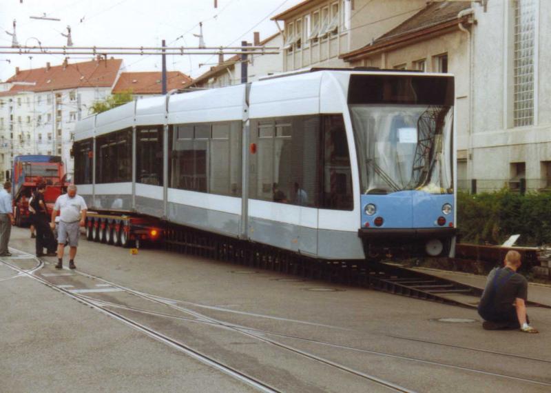 22.7.2003, ca. 13.20 Uhr: Unter exakter Aufsicht der Spezialisten rollt der neue Combino - von einer Seilwinde gehalten - ber die Abrollrampe in die Straenbahnhalle der Stadtwerke Ulm.