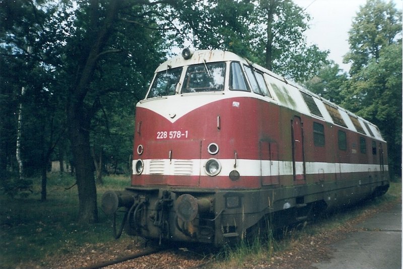228 578 geh�rte einst dem Eisenbahnsammler Bernd Falz.Im August 1998 stande die Lok in J�terbog Altes Lager.