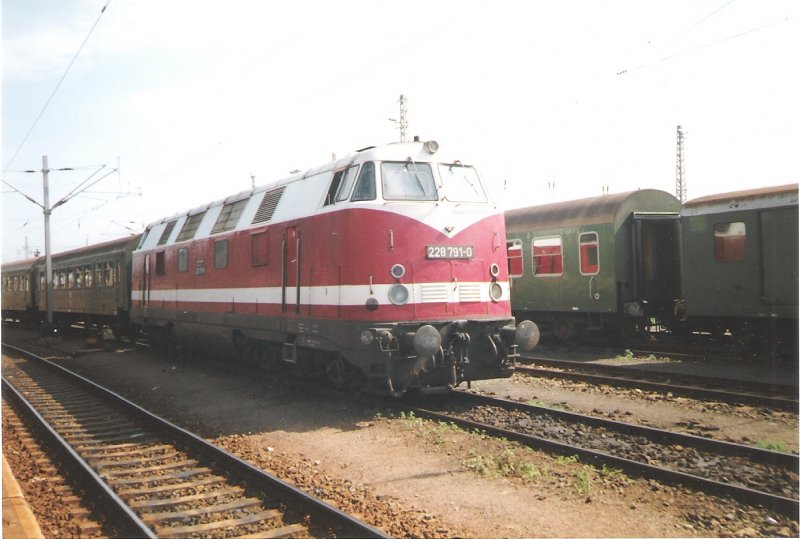 228 791-0 wartet mit der Regionalbahn auf ihren nchsten Einsatz im Bahnhof Nordhausen. Sommer 1991. Foto-Scan.