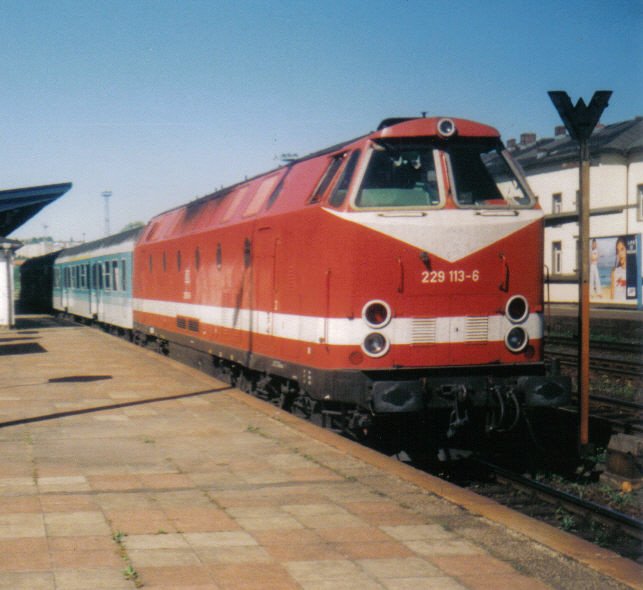 229 113-6 mit  Wagnermtze . Sie steht im Mai 2000 mit einer RB nach Glauchau(Sachs) im Bahnhof Gera.