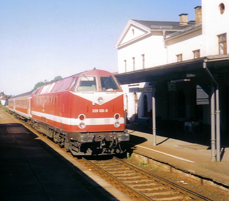229 126-4 am 09.05.2000 im Bahnhof Schm�lln(Th�r)an der KBS 540. Hier mit RB 26096 die trotz nur 2.Klasse Hinweis im Kurzbuch die 1.Wagenklasse f�hrte. 