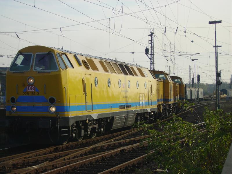 229 181 ,203 316 und 203 311 mit Bauzug in Worms . Hinter den Loks haben noch sechs 3 Achs. Umbauwagen . 