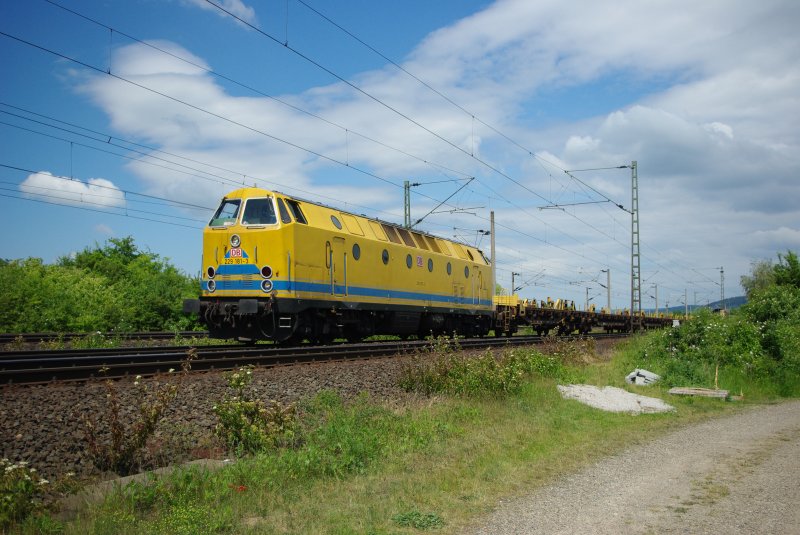 229 181-3 das  U-Boot  der DB Netz Instandsetzung mit einem Langschienenzug in Fahrtrichtung Sden bei der Northeimer Seenplatte. 30.05.2009.