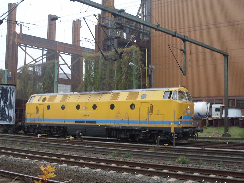 229 181-3 vor Selbstentladewagen im Bahnhof Peine am 05.11.2008.
Aus dem Stahlgerst dahinter entsteht der 2. Elektroofen fr das
Stahlwerk