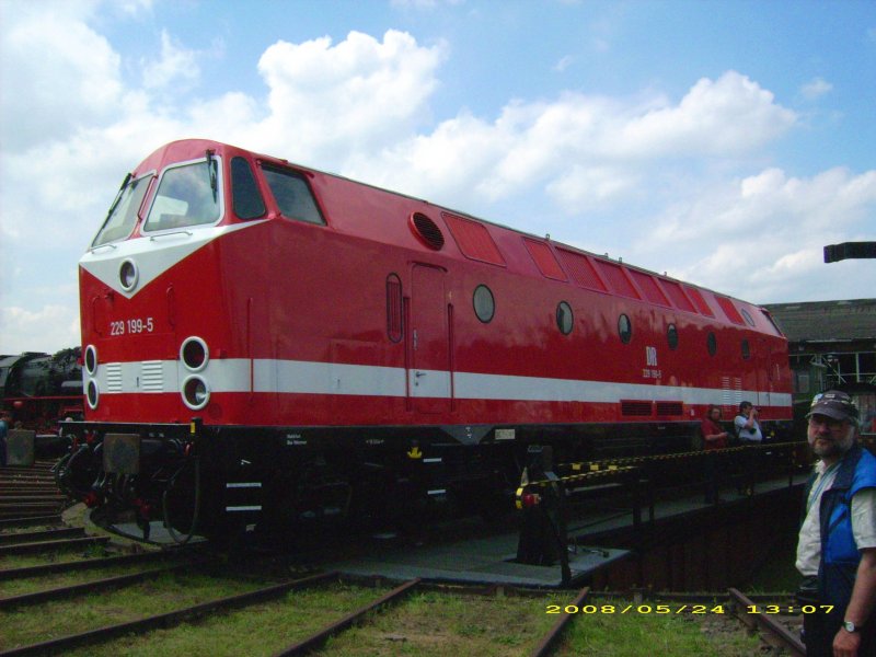 229 199 pr�sentiert sich am 24.05.08 auf der Drehscheibe des Bw Weimar.