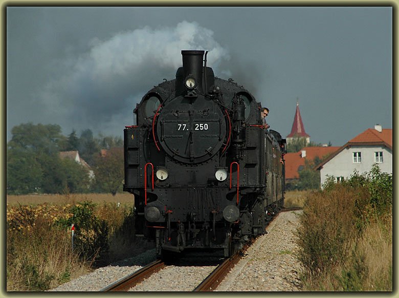 22.9.2006: 77.250 (ex. �BB 77.244 / ex. BB� 629.59) an der Spitze des IGE Sonderzuges R 16633 bei der R�ckfahrt von Laa a.d. Thaya nach Floridsdorf kurz nach Hadres.