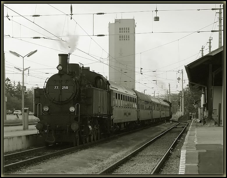 22.9.2006: 77.250 (ex. �BB 77.244 / ex. BB� 629.59) an der Spitze des IGE Sonderzuges R 16633 bei der R�ckfahrt von Laa a.d. Thaya nach Floridsdorf beim Aufenthalt in Zellerndorf.