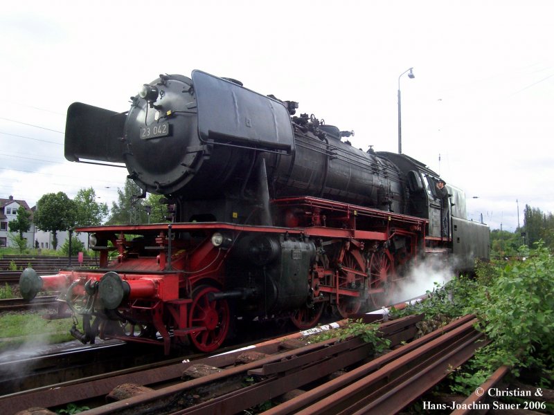 23 042 auf dem Schlackekanal in Darmstadt Kranichstein. Ende Mai 2006 