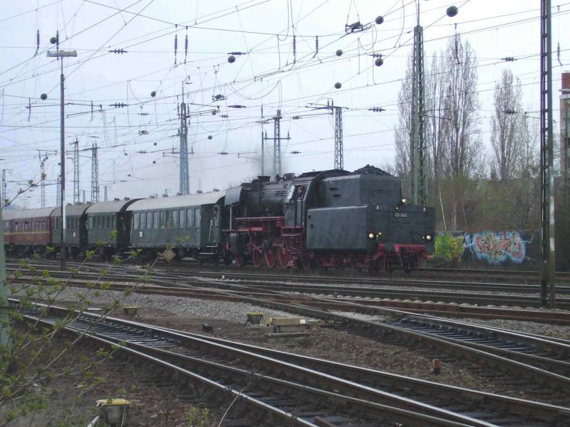 23 042 bei der Einfahrt in den Rangierbahnhof Worms.