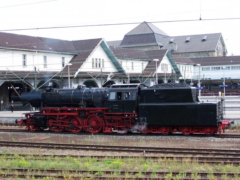 23 042 des Eisenbahnmuseum DA-Kranichsstein am 13.8.05 im Darmstdter Hbf. Kurze Zeit spter startete die Lok mit einem Sonderzug nach Koblenz zu  Rhein in Flammen .