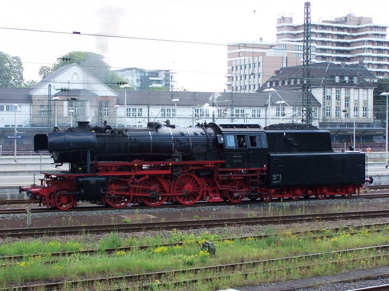 23 042 des Eisenbahnmuseum DA-Kranichsstein am 13.8.05 im Darmstdter Hbf. Kurze Zeit spter startete die Lok mit einem Sonderzug nach Koblenz zu  Rhein in Flammen .