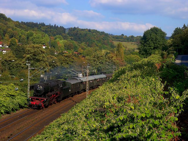 23 042 fhrt als Dampfsonderzug Richtung Heidelberg. Aufgenommen am 27.9.2009