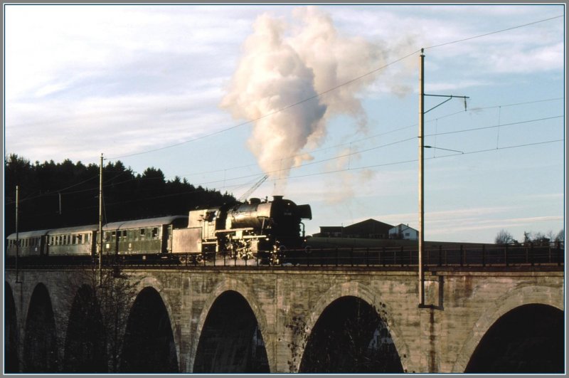 23 058 der Eurovapor mit einem Sonderzug zwischen Weinfelden und Konstanz. (Archiv 11/75)