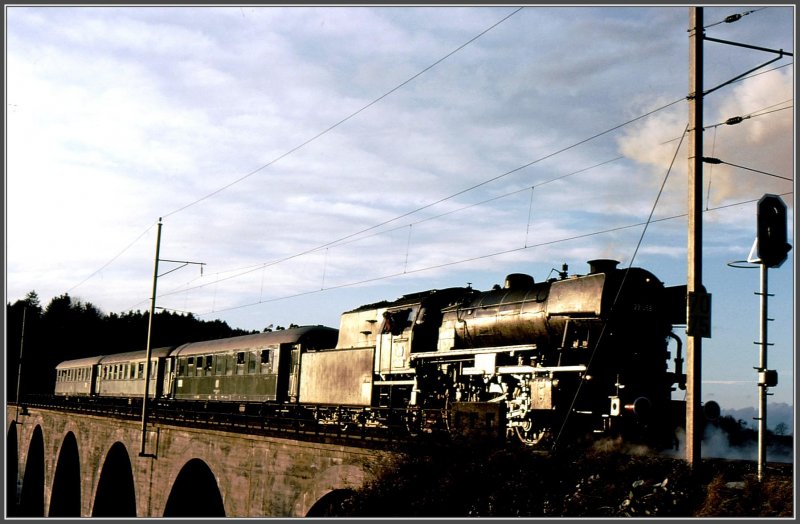 23 058 fhrt ber die ehemalige MThB-Strecke Weinfelden - Konstanz in den Abend hinein. (Archiv 11/75)