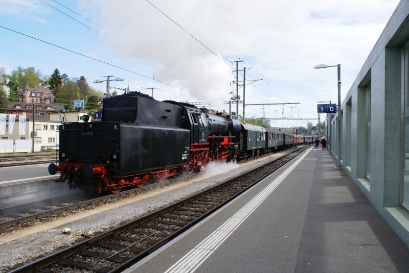 23 058 schiebt den NRE aus dem Bahnhof Schaffausen Richtung Arbon zu den Arbon Classics. Gezogen wird dieser Zug von der Be 6/8 III 13302.
