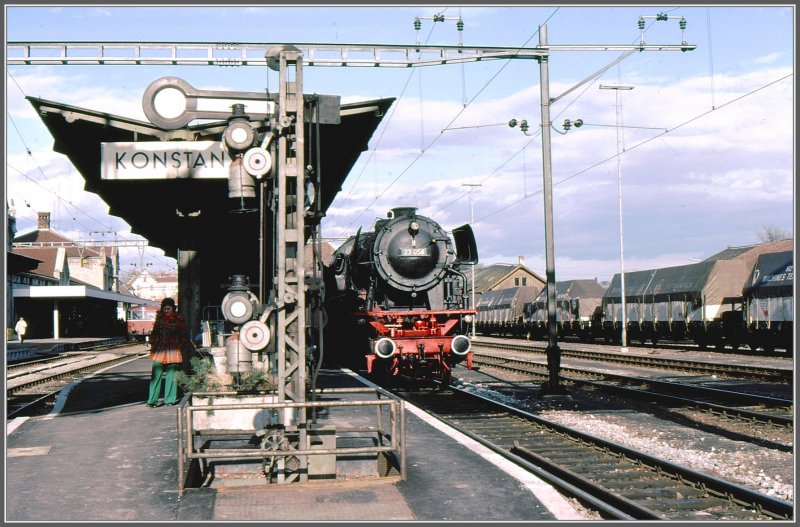 23 058 wartet in Konstanz auf die Ausfahrt Richtung Kreuzlingen. Die Fahrleitungen dienten damals den MThB-Zgen und den SBB Schnellzgen nach Schaffhausen, die in Konstanz die Richtung wechselten. (Archiv 11/79)
