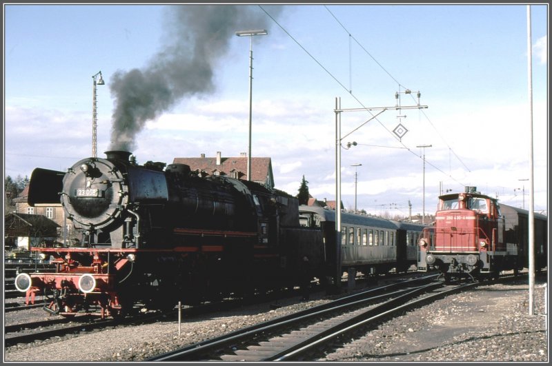 23 058 wartet in Konstanz, whrenddem 260 430-4 den Rangierdienst versieht. (Archiv 11/75)
