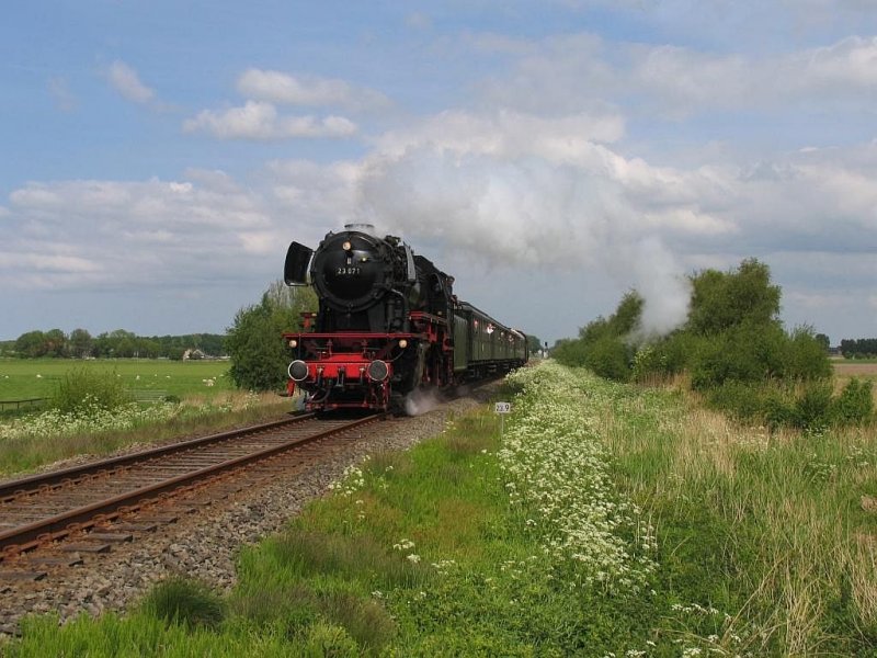 23 071 und 23 076 der Veluwse Stoomtrein Maatschappij mit eine Sonderfahrt zwischen Sneek und Stavoren bei IJlst (Friesland) am 10-5-2009.