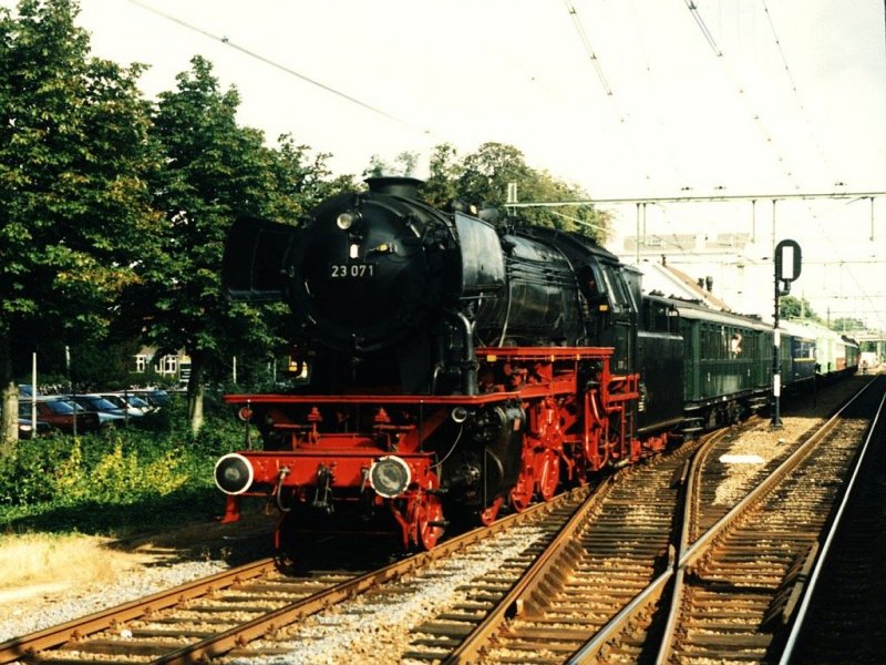 23 071 der VSM mit eine Sonderzug bestehende aus u.a. VAM-Gterwagen auf Bahnhof Meppel am 9-9-1996. Bild und scan: Date Jan de Vries.