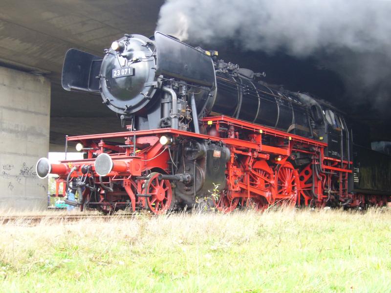 23-071 wartet unter die bruecke der A1
