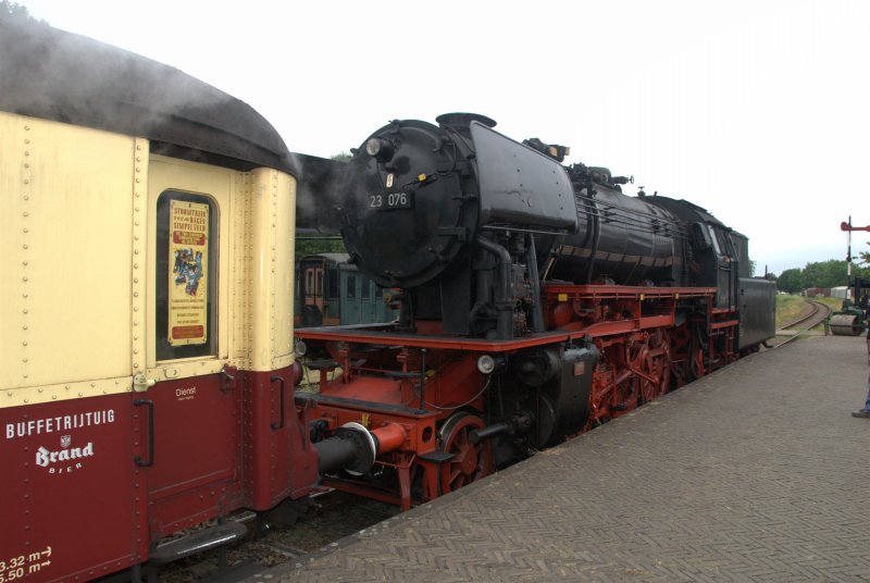 23 076 (Jung 12511/Bauj.1956) der VSM am 11.07.2009 whrend der Dampfeisenbahntage der ZLSM in Simpelveld