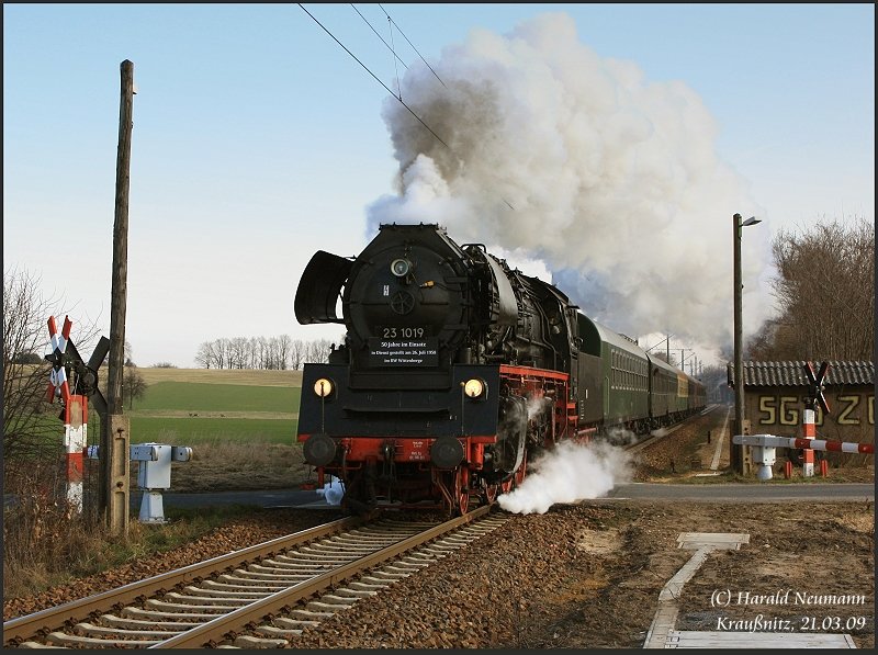 23 1019 ist am 21.03.09 mit dem LDC-Sonderzug auf dem Weg zum kleinen Dampflokfest nach Dresden. Hier am Morgen bei Ortrand.